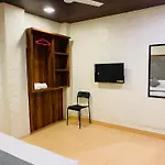 Hotel Avk With Kitchen Near Versova Beach