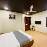 Hotel Avk With Kitchen Near Versova Beach