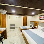 Hotel Avk With Kitchen Near Versova Beach