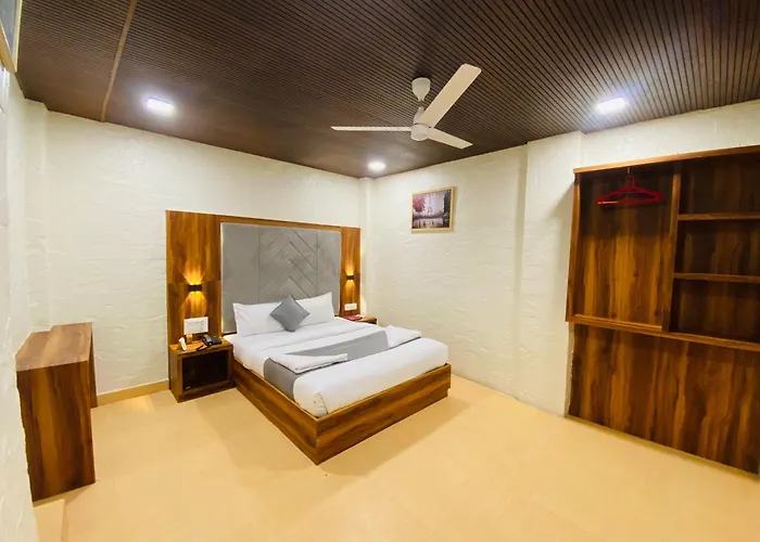 Hotel Avk With Kitchen Near Versova Beach