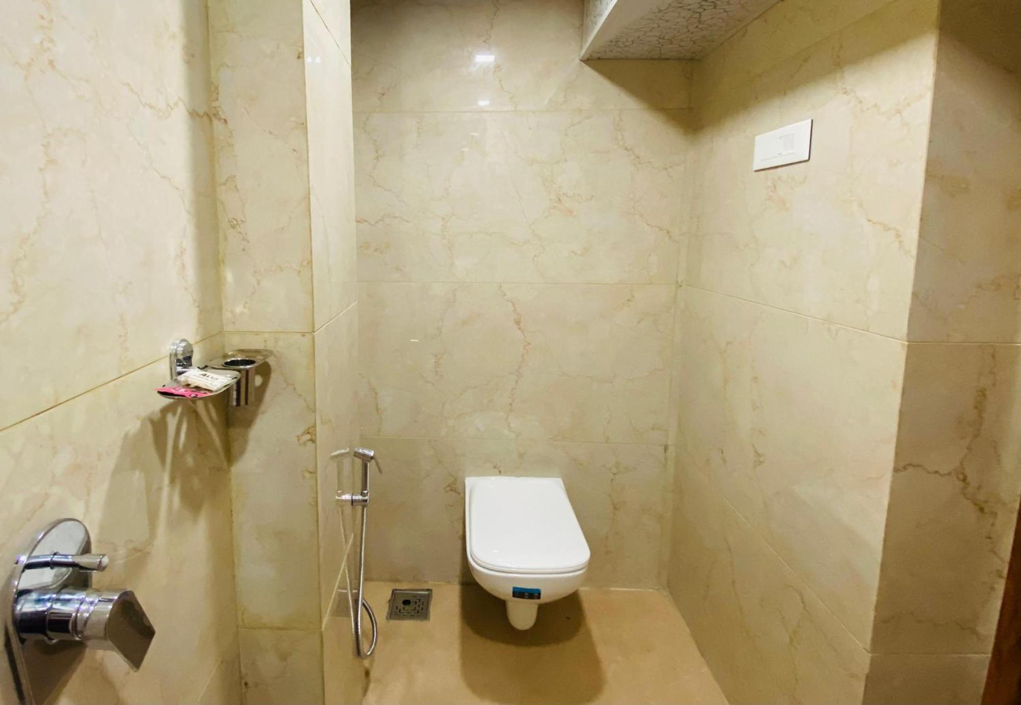 Avk With Kitchen Near Versova Hotel Bombaj