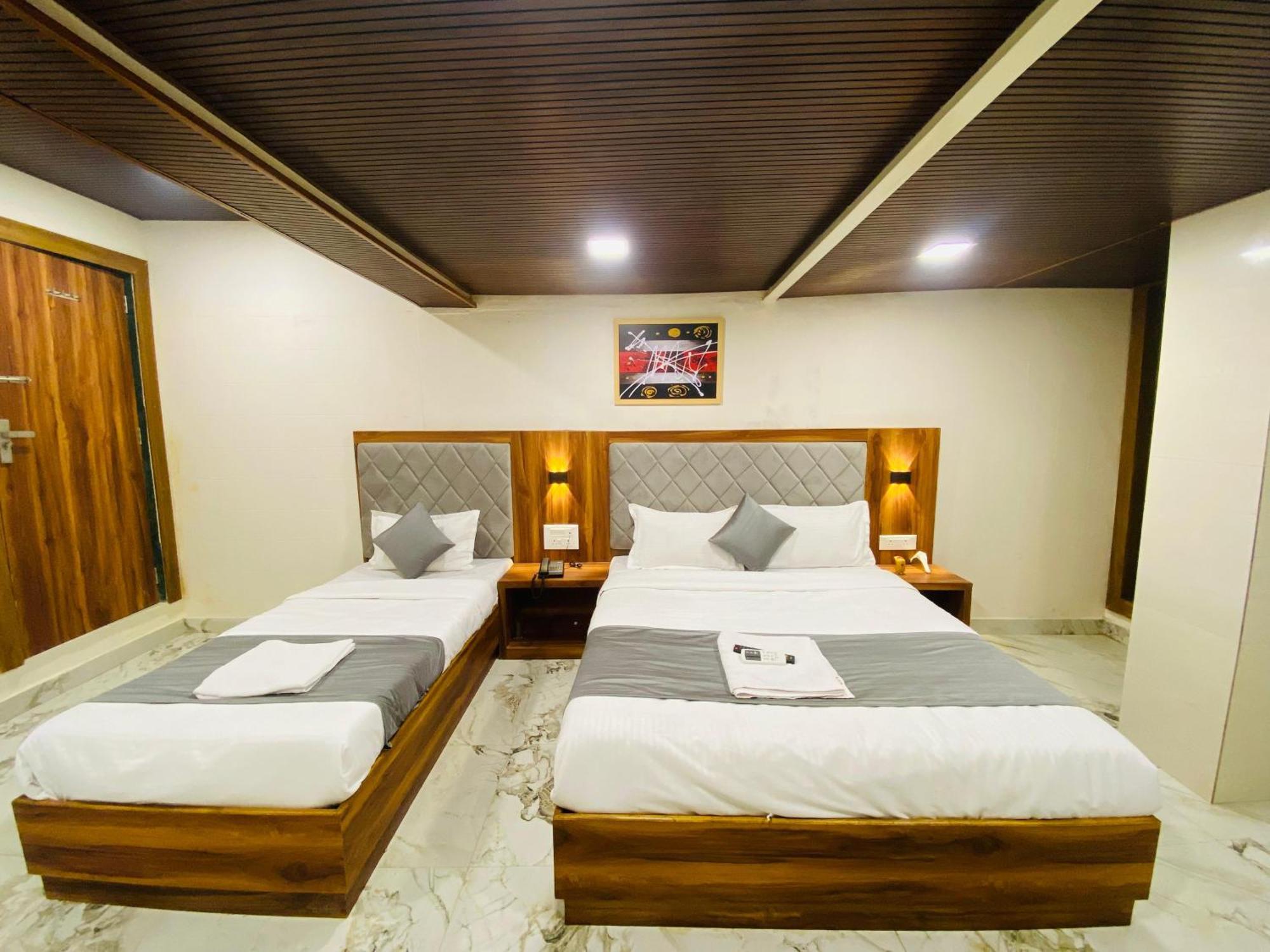 Avk With Kitchen Near Versova Hotel Bombaj