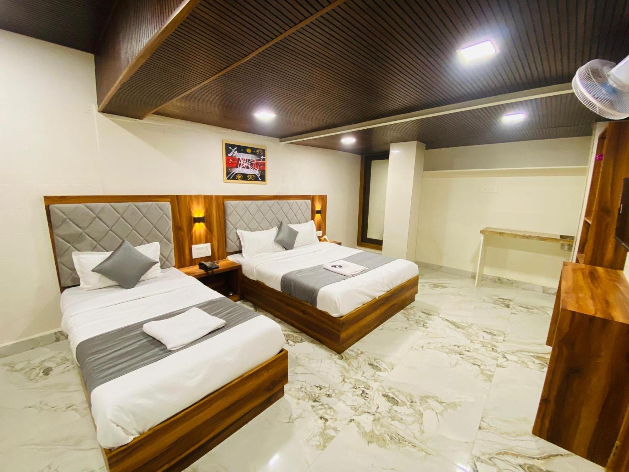 Avk With Kitchen Near Versova