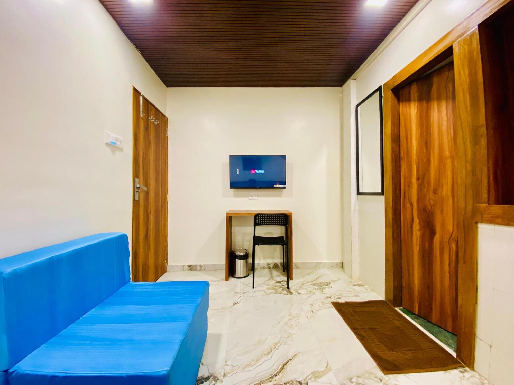 Avk With Kitchen Near Versova Hotel 3*