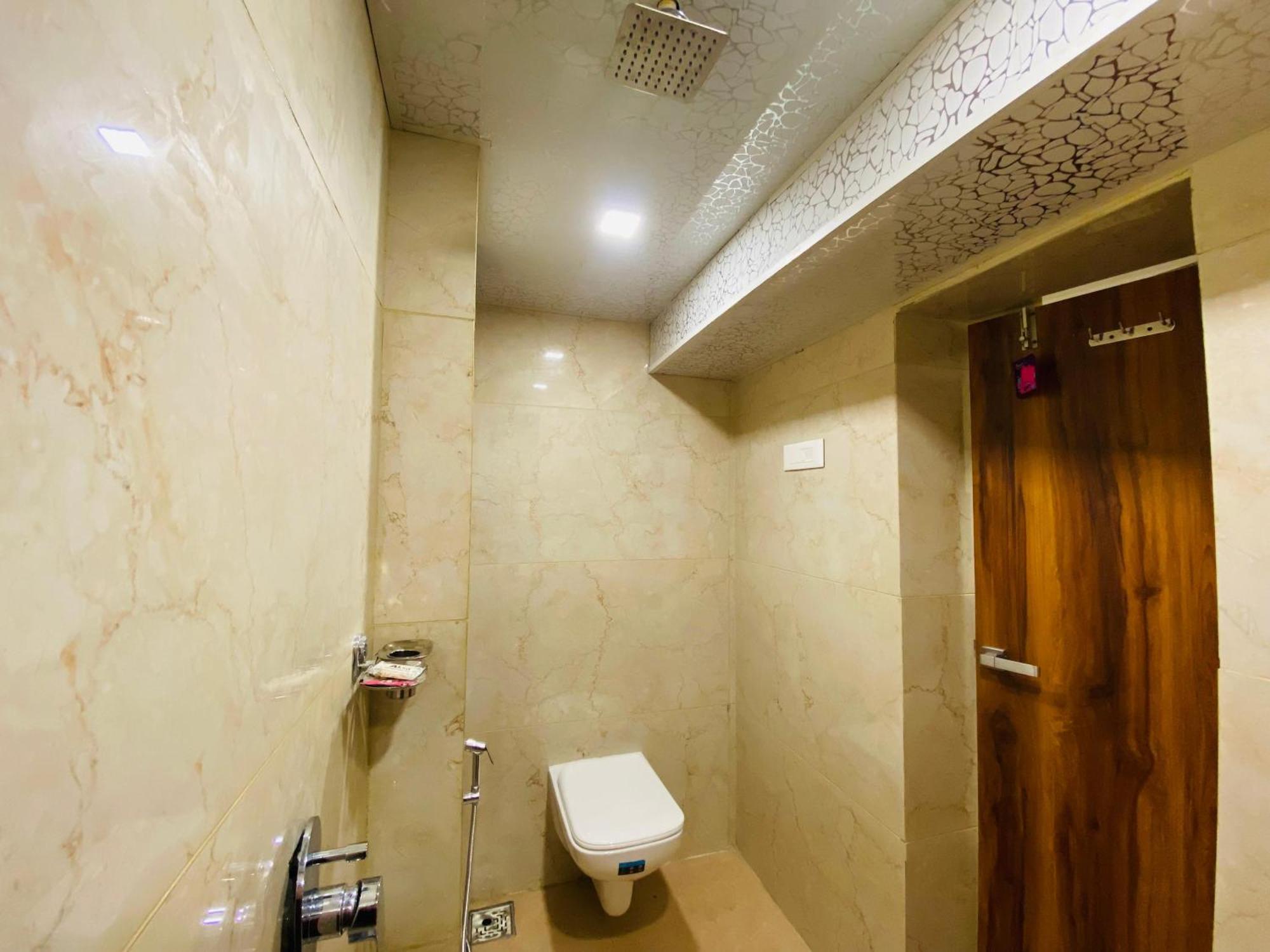 Avk With Kitchen Near Versova Hotel Bombaj