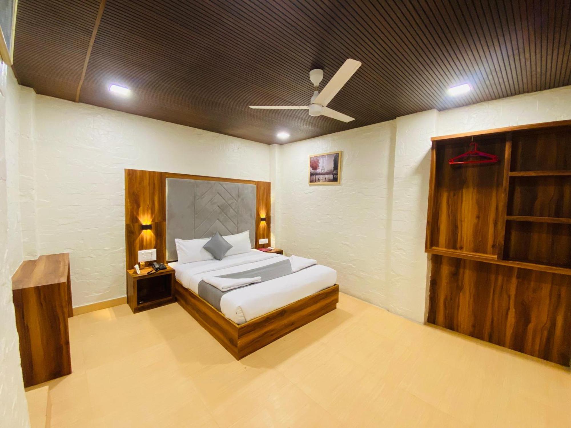 Avk With Kitchen Near Versova 3* Bombaj