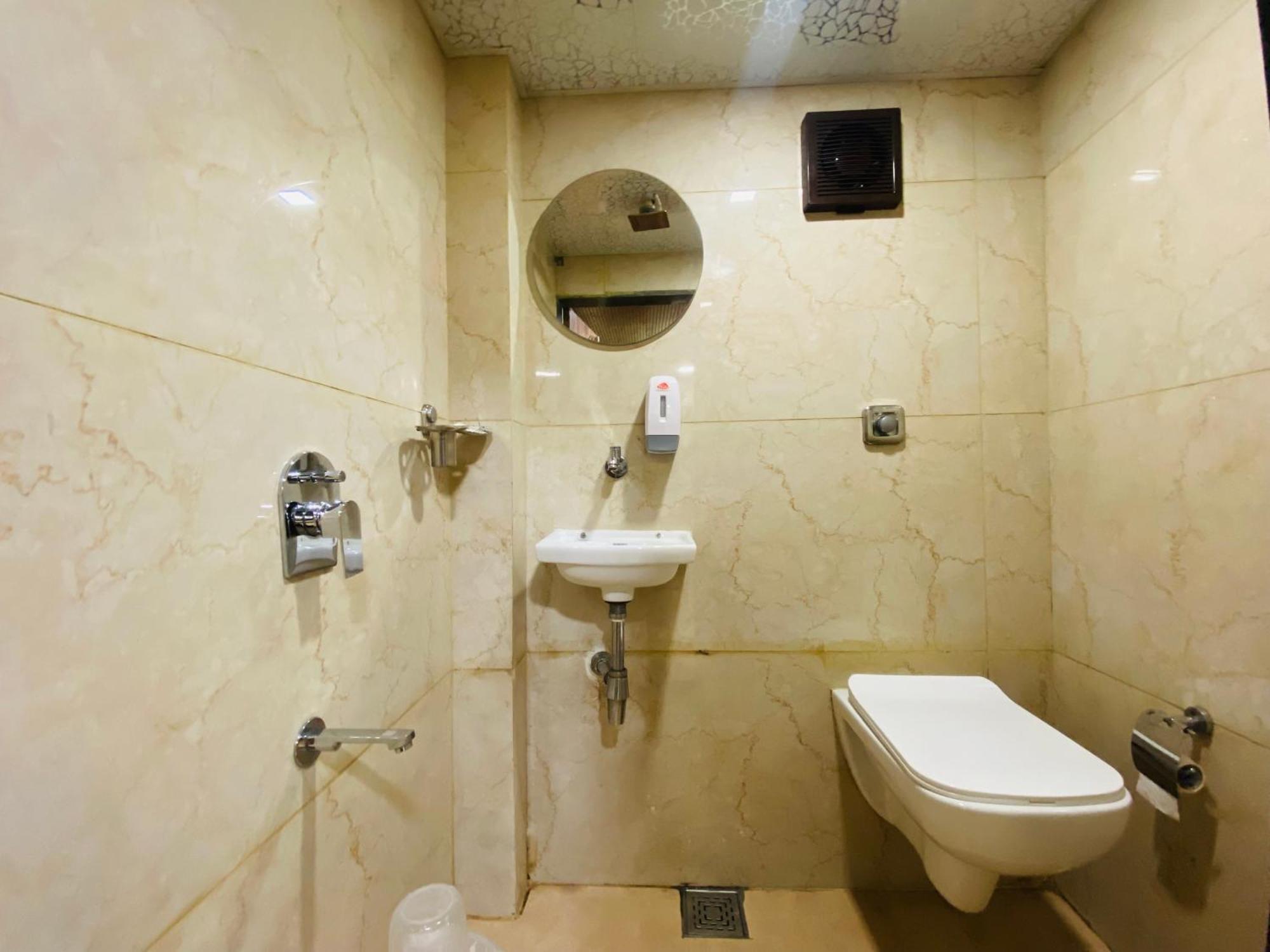 Avk With Kitchen Near Versova 3*