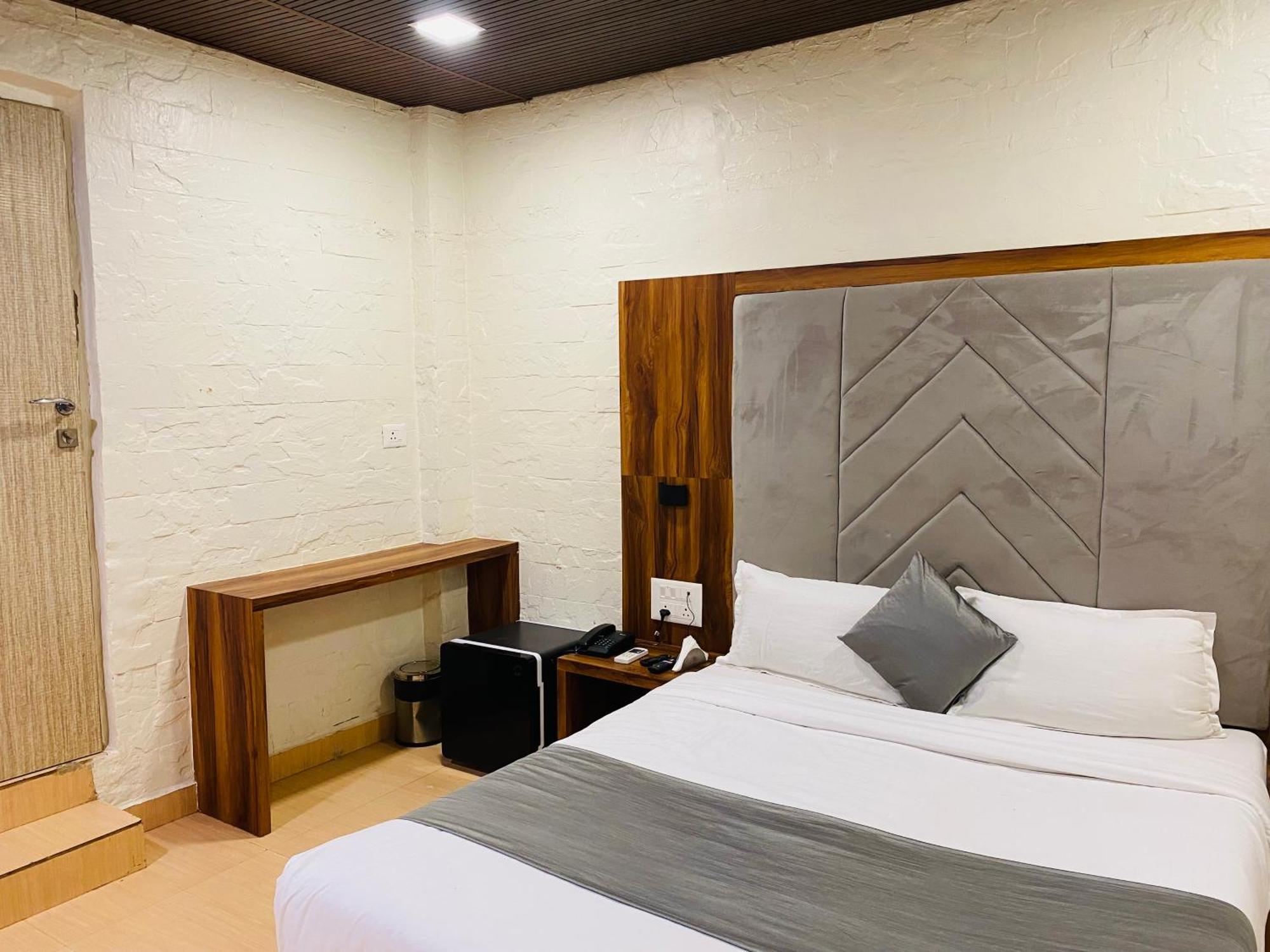 Hotel Avk With Kitchen Near Versova 3*