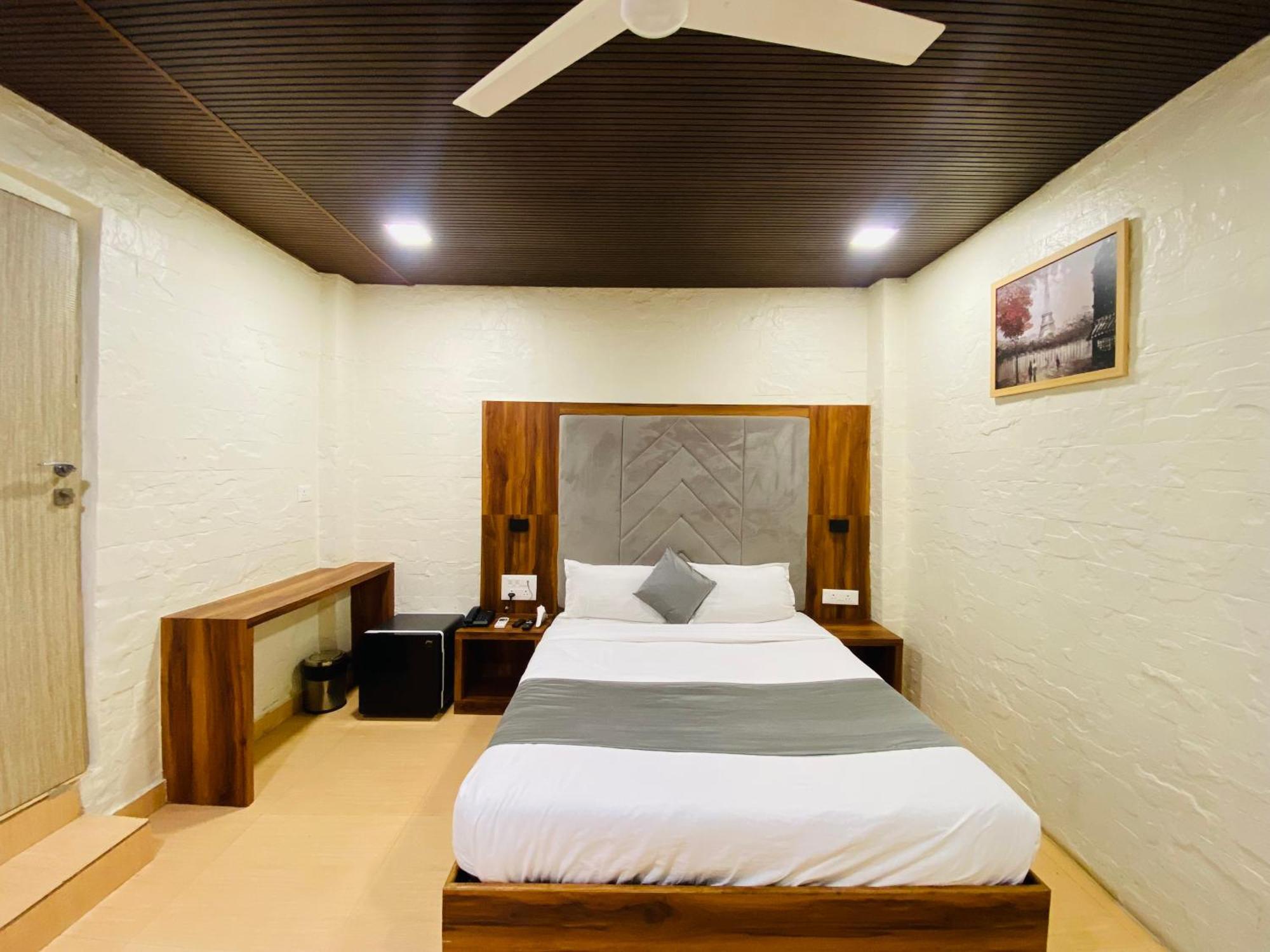 Avk With Kitchen Near Versova Hotel Bombaj