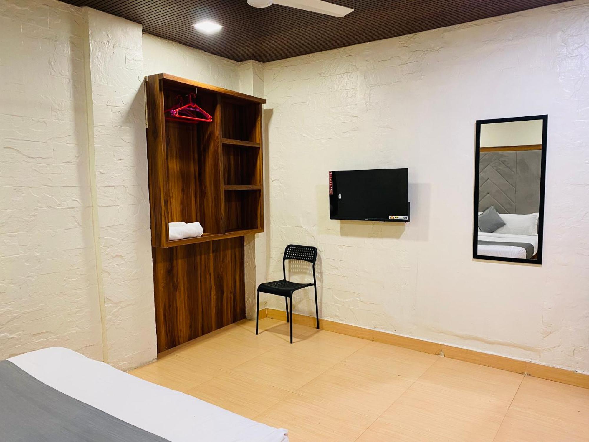Avk With Kitchen Near Versova Hotel 3*