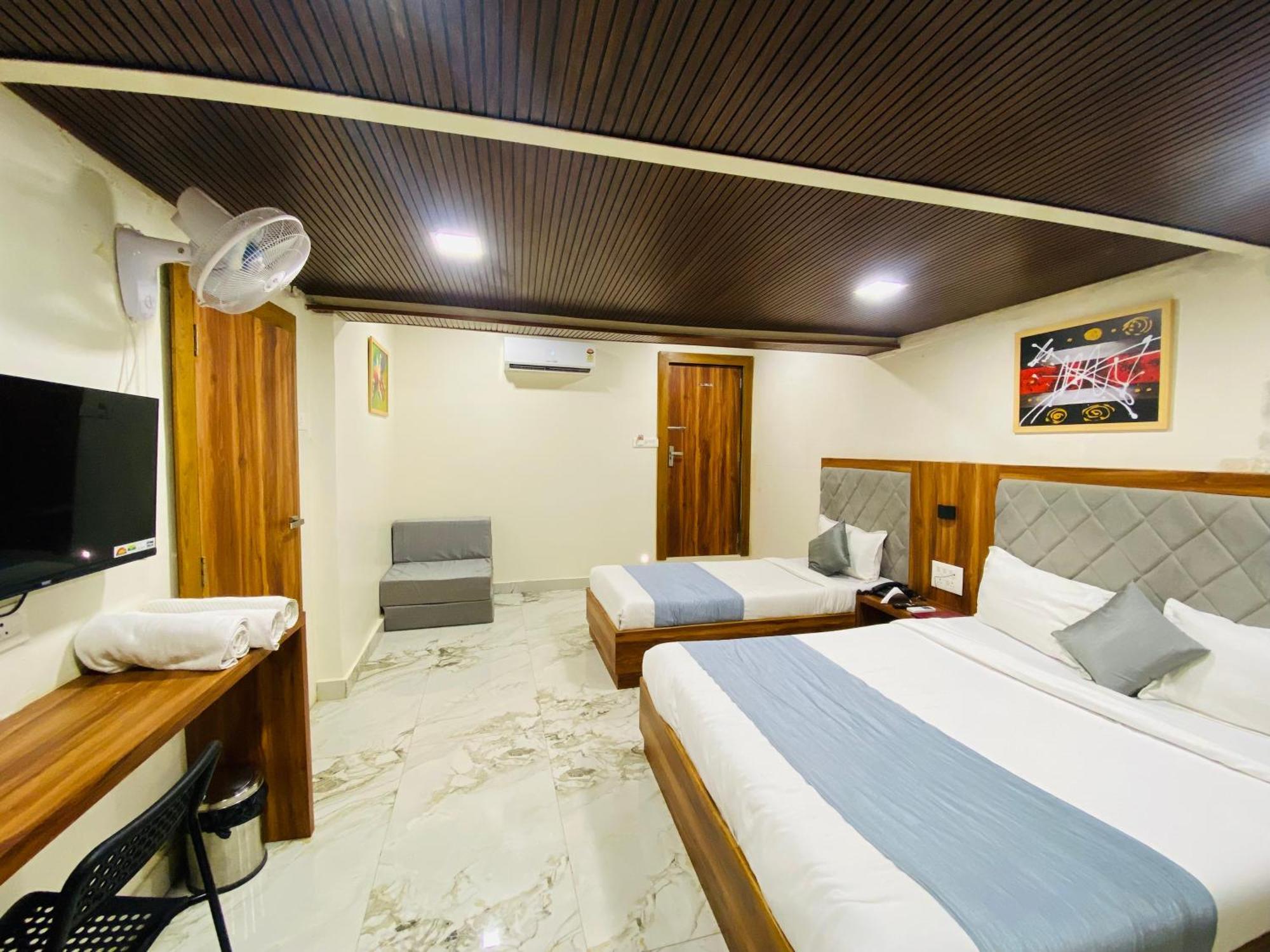 Avk With Kitchen Near Versova Hotel Bombaj