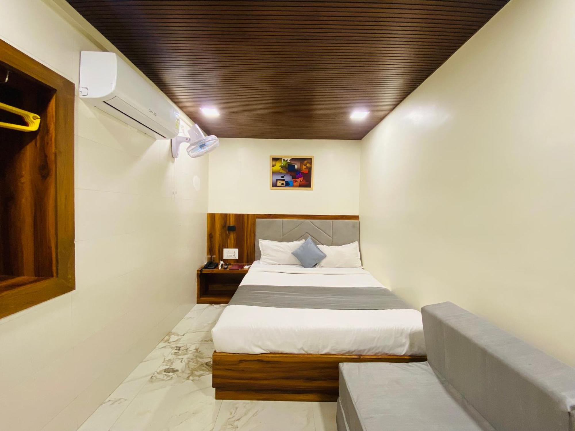 Avk With Kitchen Near Versova 3*