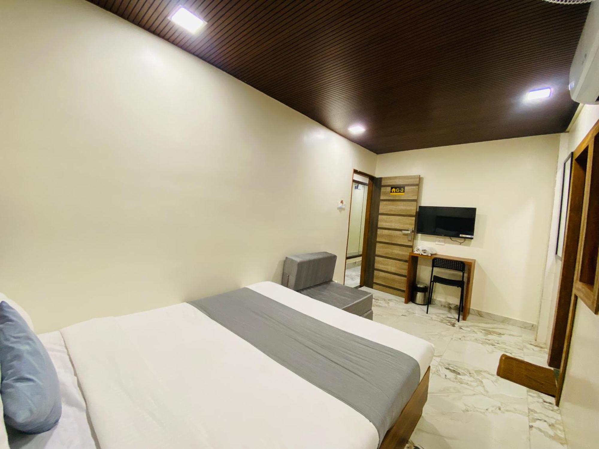Avk With Kitchen Near Versova Bombaj