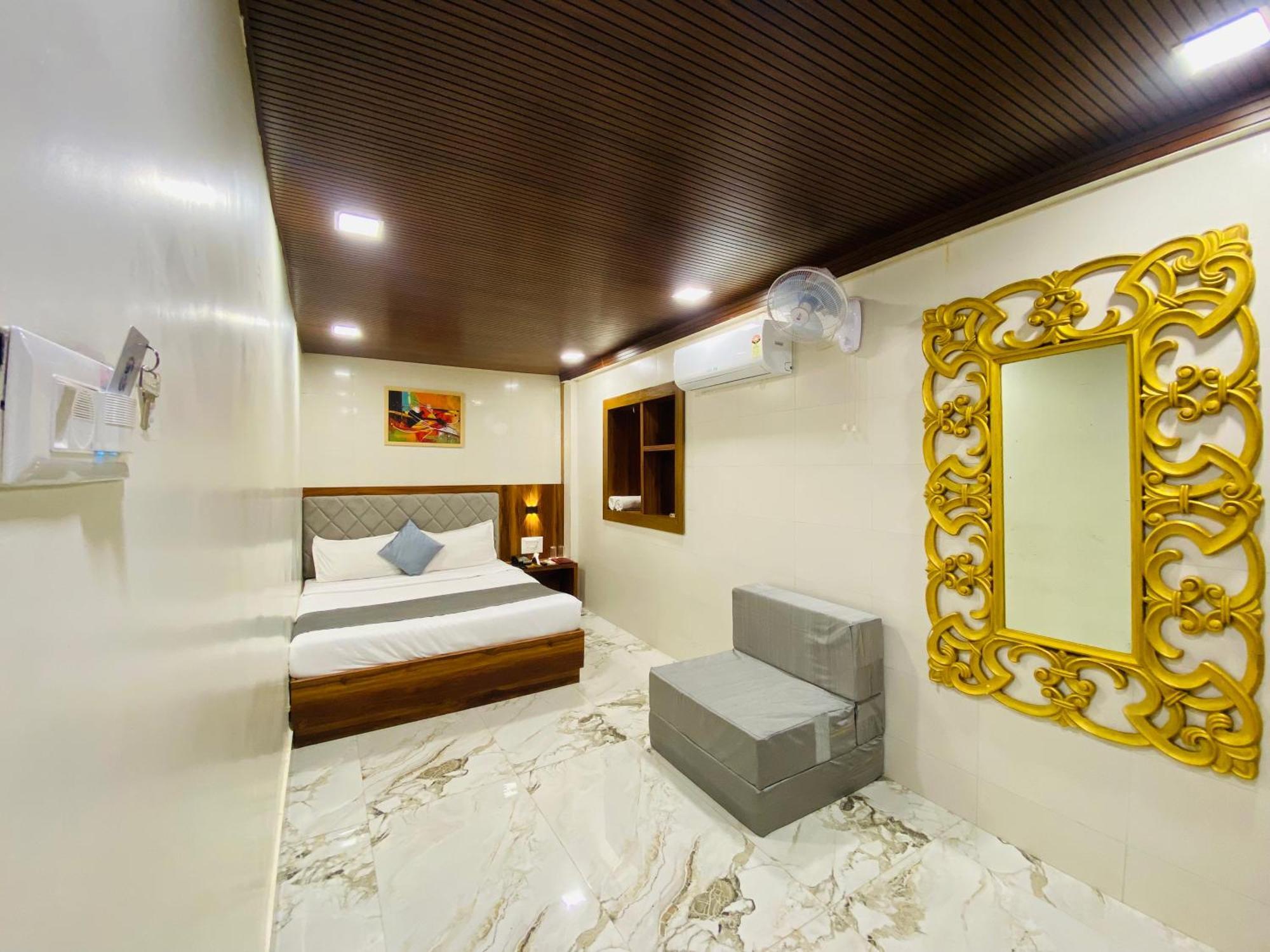 Avk With Kitchen Near Versova Hotel