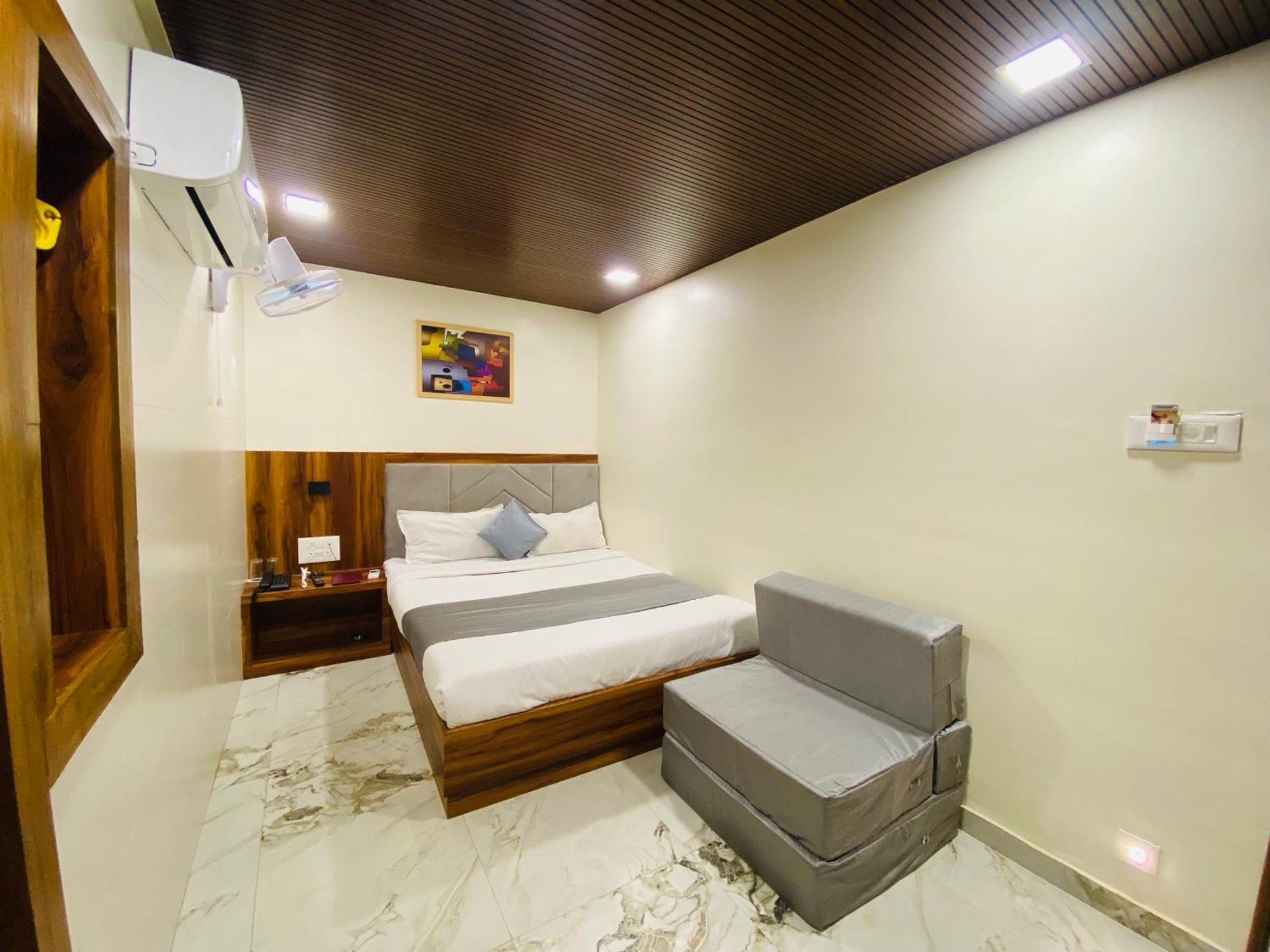 Hotel Avk With Kitchen Near Versova 3*