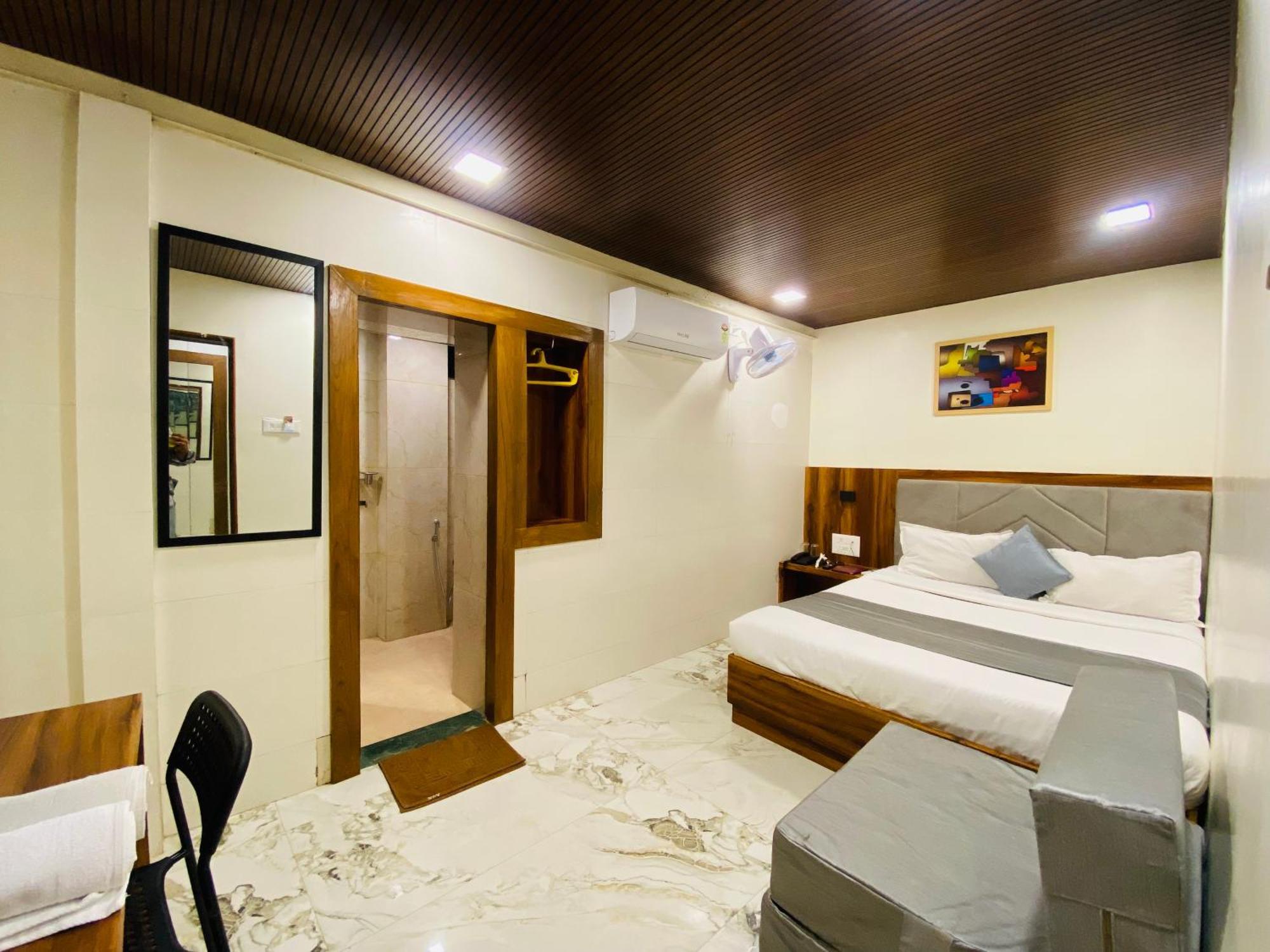 Avk With Kitchen Near Versova 3*