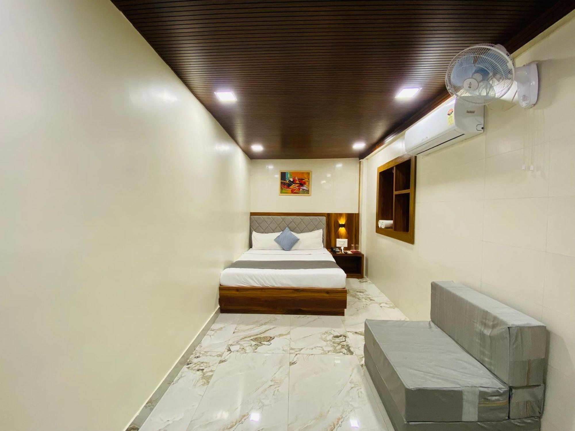 Avk With Kitchen Near Versova 3*